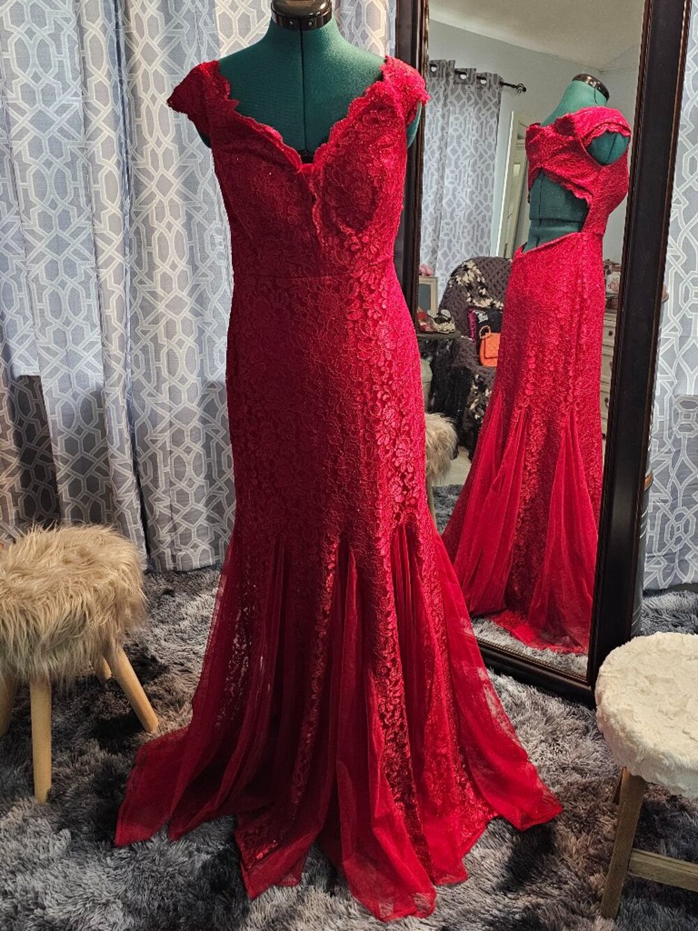 Nightway Red Lace Mermaid Gown – Size 8 – Off‑Shoulder Formal Dress